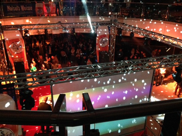 Mehr über den Artikel erfahren „Rot gesehen“: Bei der Party in der Shopping Mall.