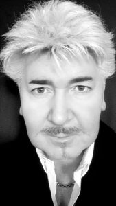 Mehr über den Artikel erfahren Bei Herrieder Musiknacht: Saitenspinner mit neuen Drummer